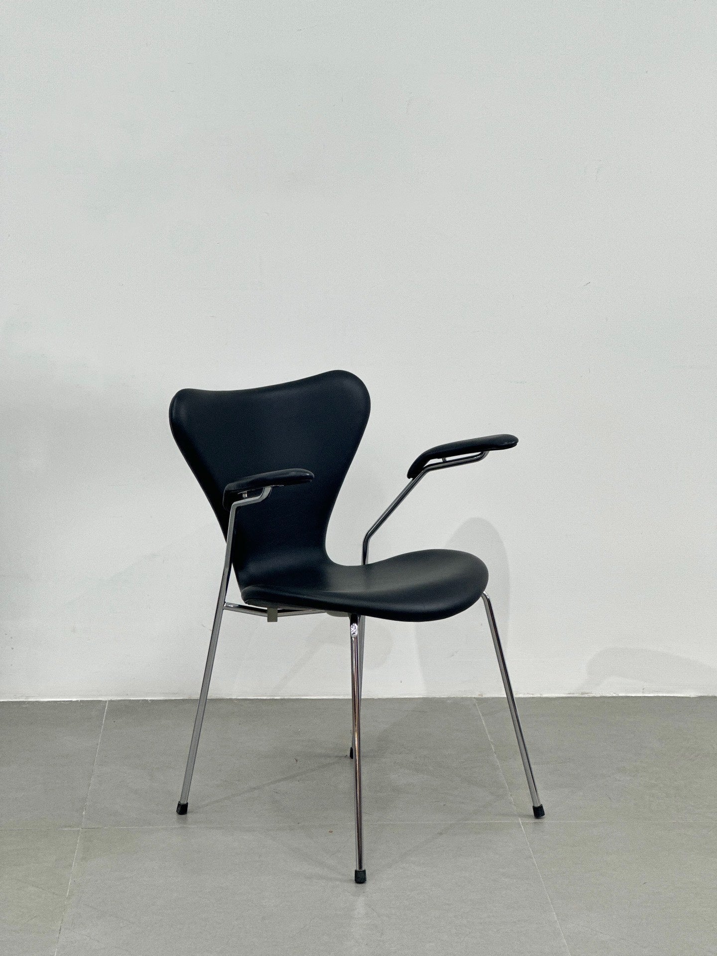 Vintage Danish Classic Designer Armchair No 7 by Arne Jacobsen