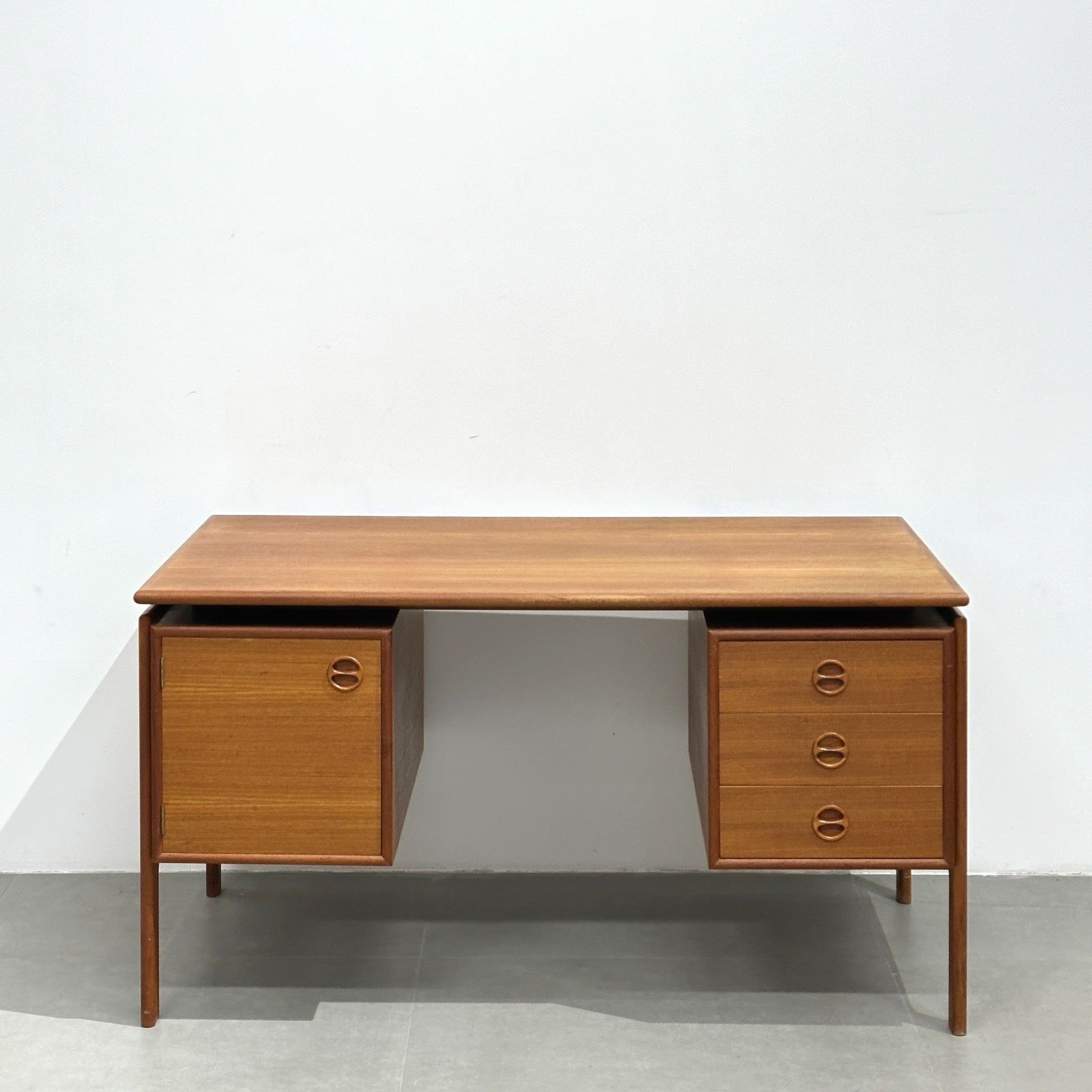 Danish Teak Desk by GV Møbler: 1960s Design