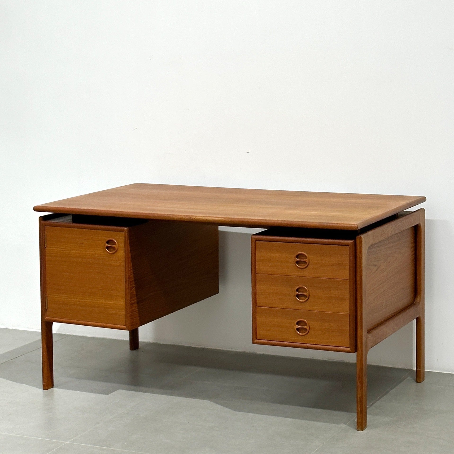 Danish Teak Desk by GV Møbler: 1960s Design