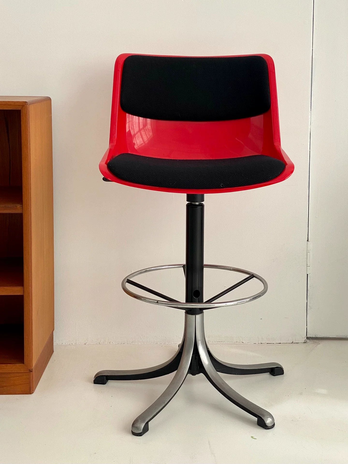 Vintage Italian 1980s Modus Atomic Red Adjustable Bar Stool Designer Chair