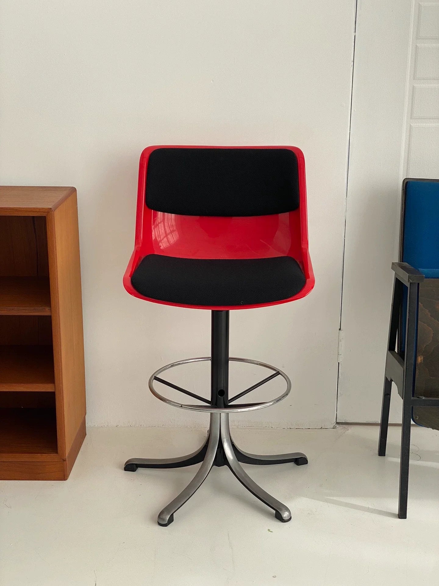 Vintage Italian 1980s Modus Atomic Red Adjustable Bar Stool Designer Chair