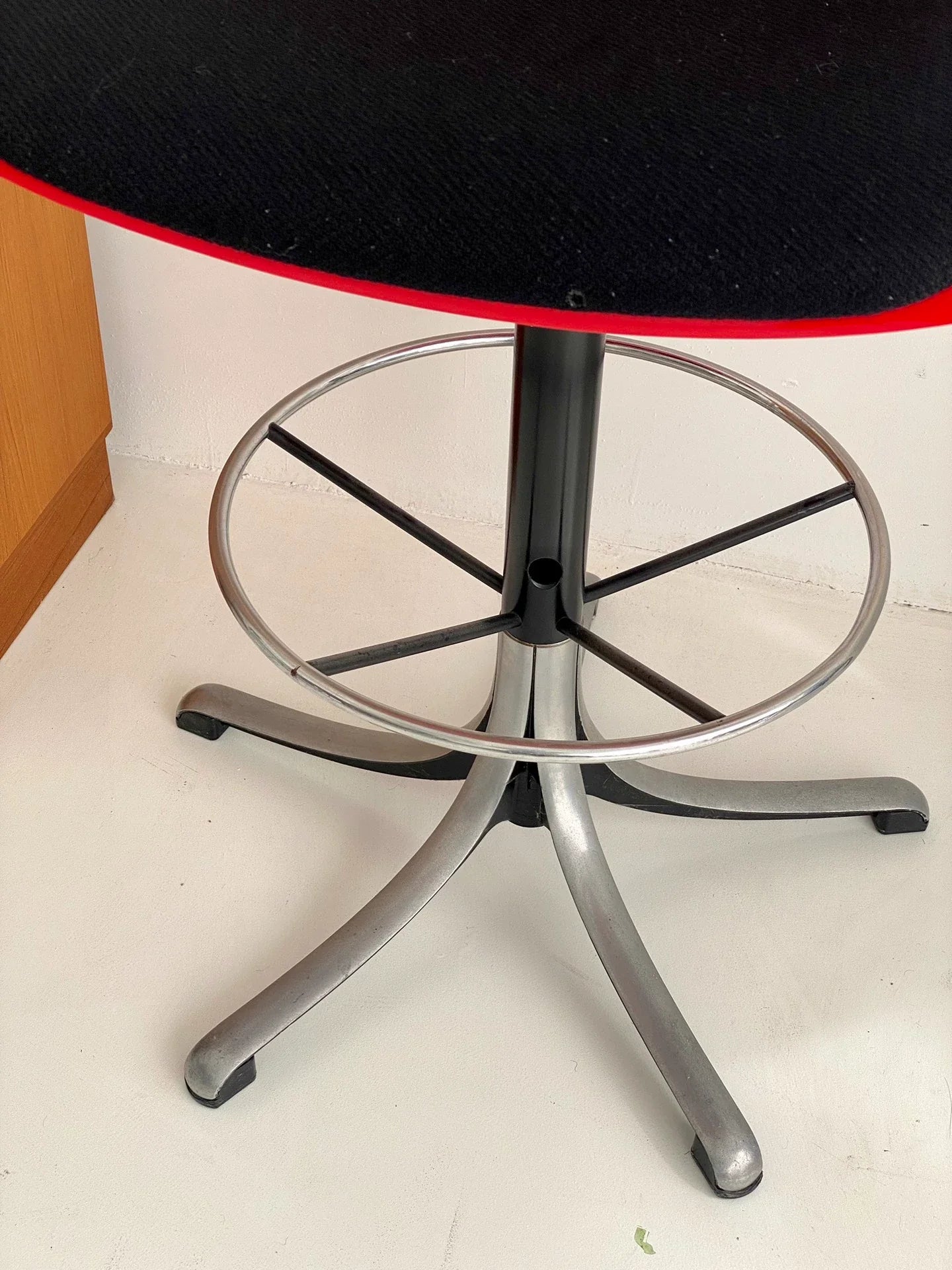 Vintage Italian 1980s Modus Atomic Red Adjustable Bar Stool Designer Chair