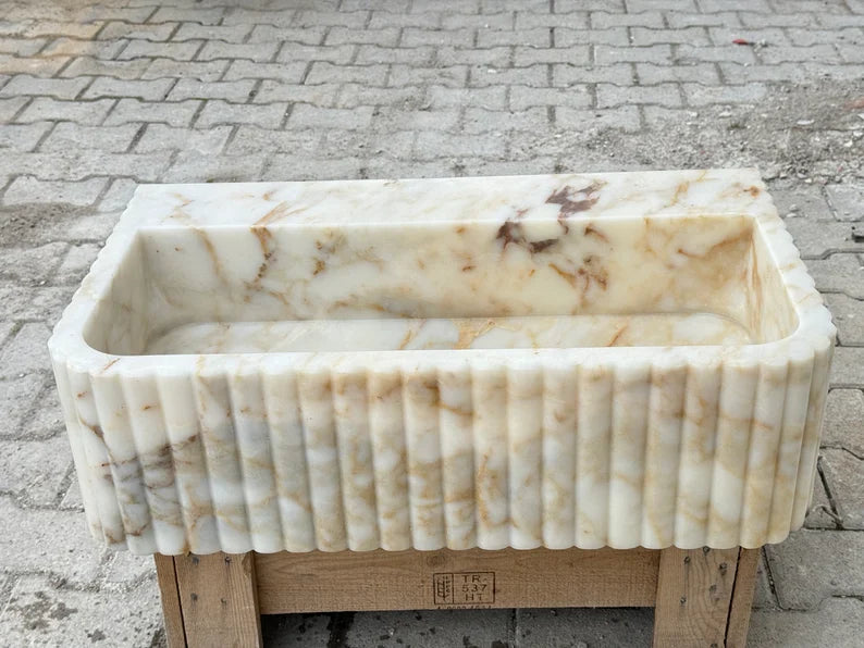 Romeo Calacatta ribbed Gold marble sink