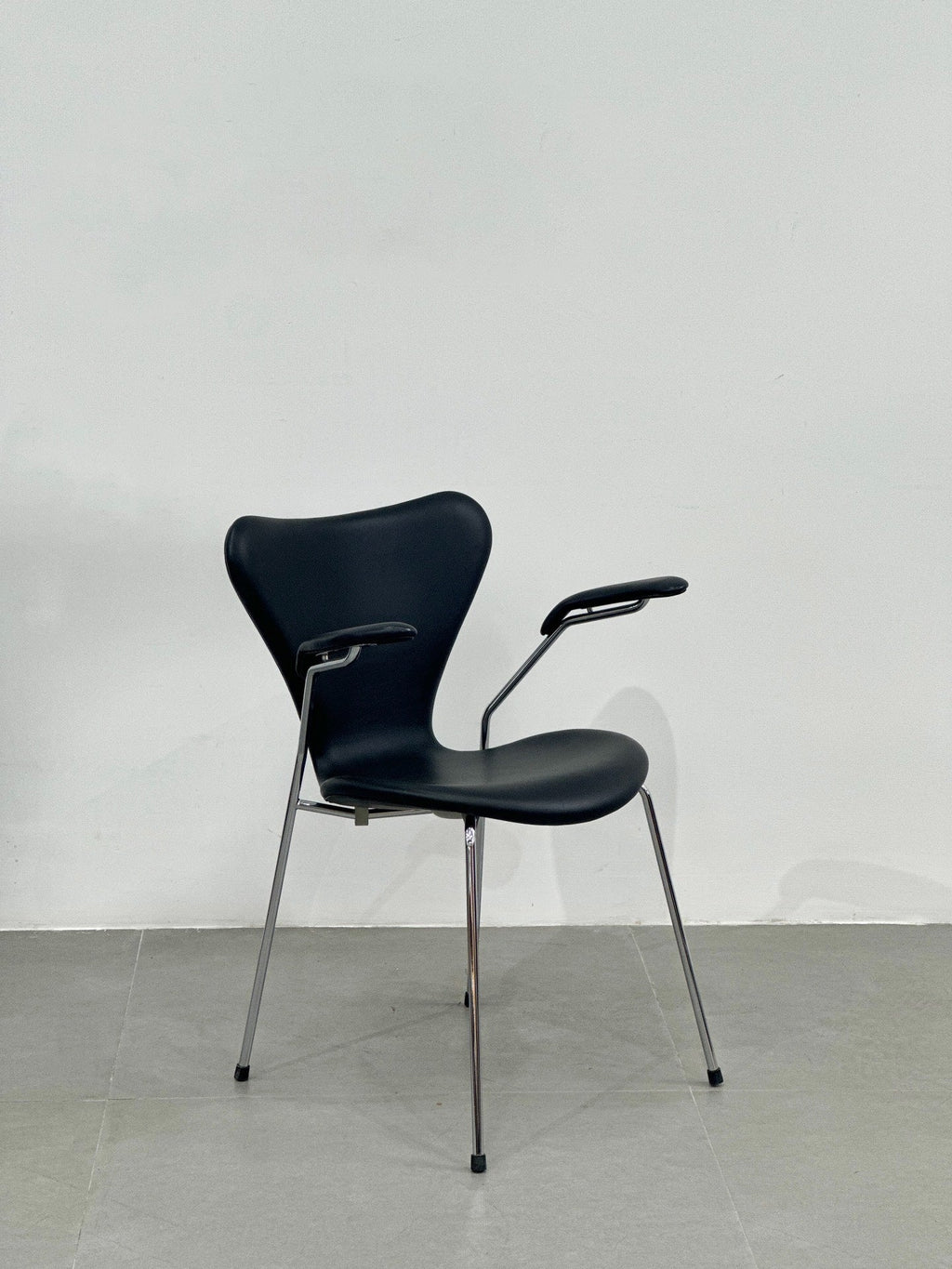 Vintage Danish Classic Designer Armchair No 7 by Arne Jacobsen