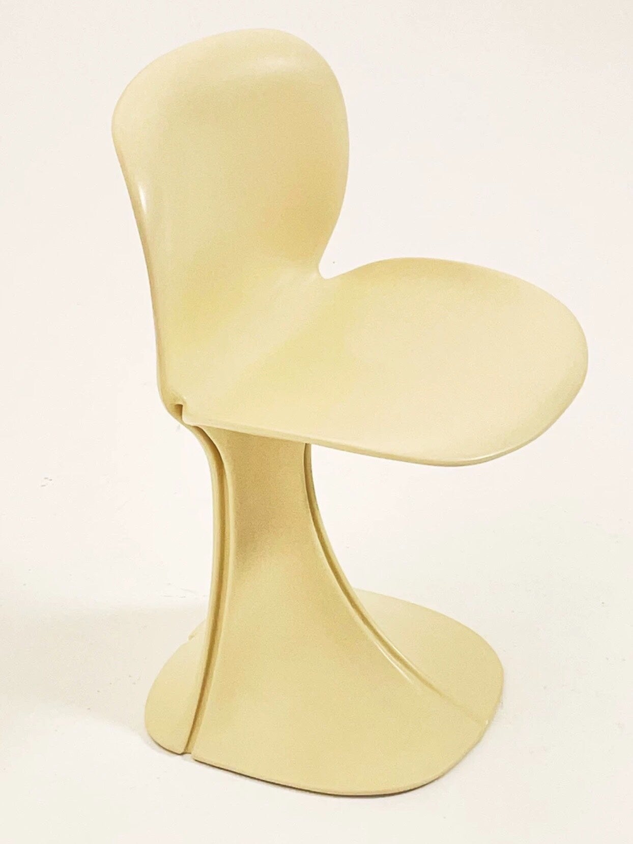8810 Floral Petal Chair Off-White by Pierre Paulin