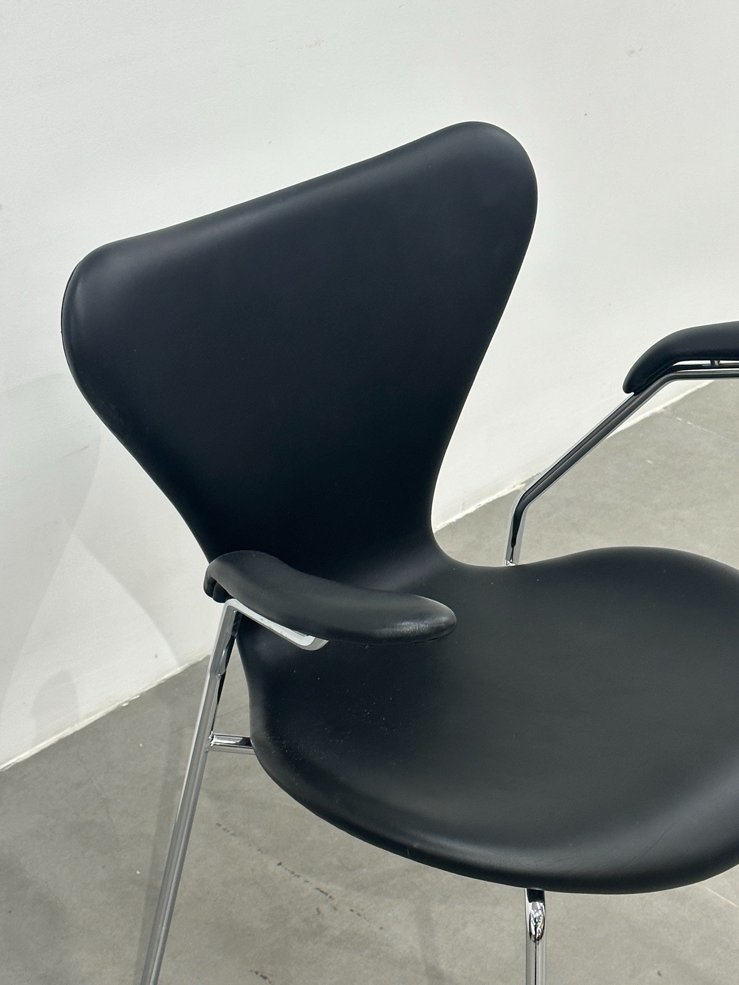 Vintage Danish Classic Designer Armchair No 7 by Arne Jacobsen