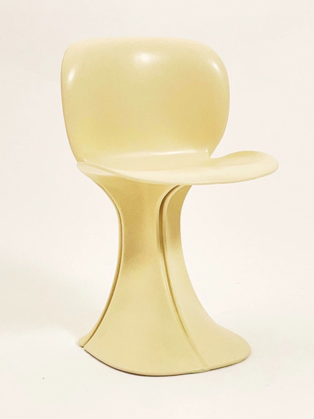 8810 Floral Petal Chair Off-White by Pierre Paulin