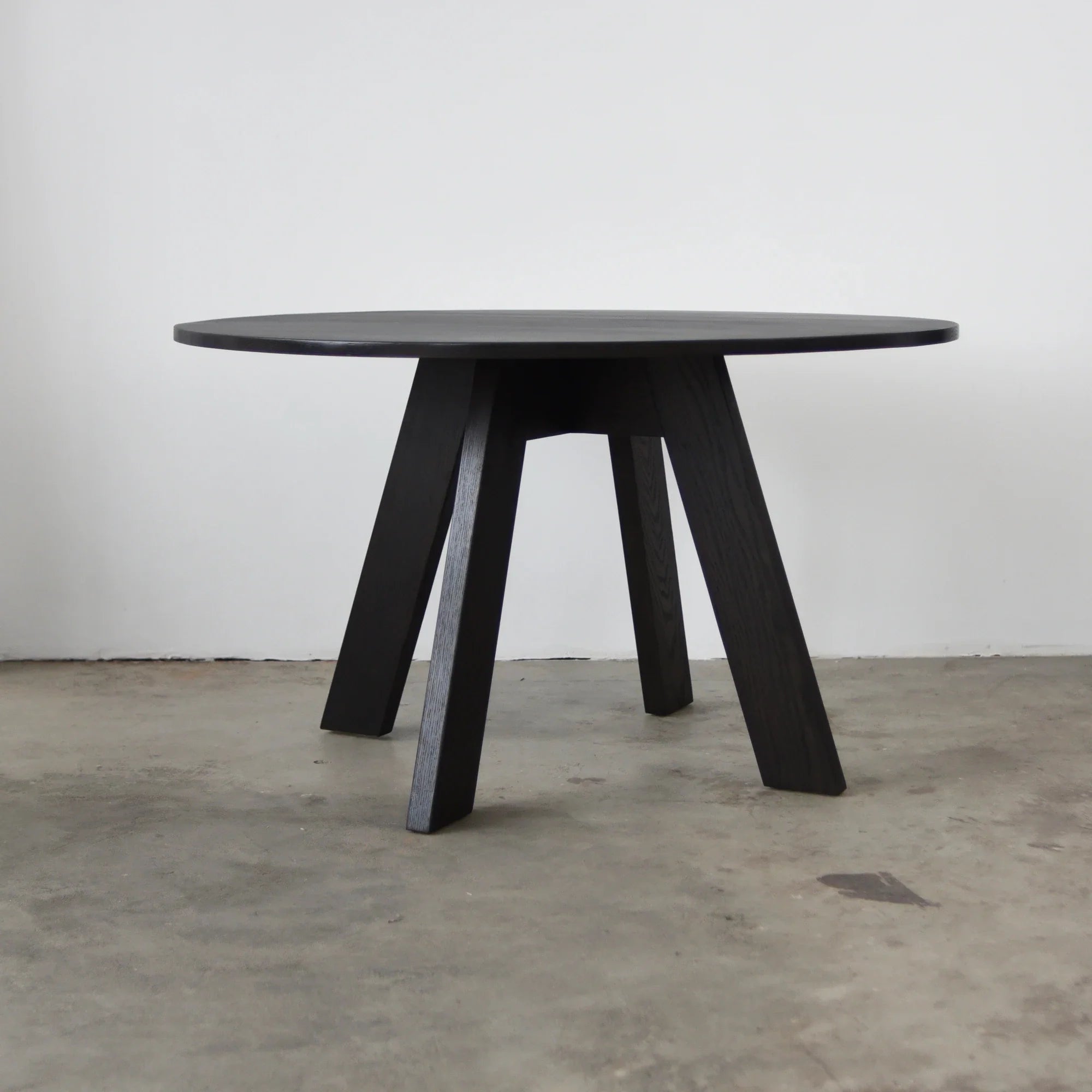 Modern Round Solid Oak Wood Dining Table, Simple 4-Seater Design, Durable Home Furniture