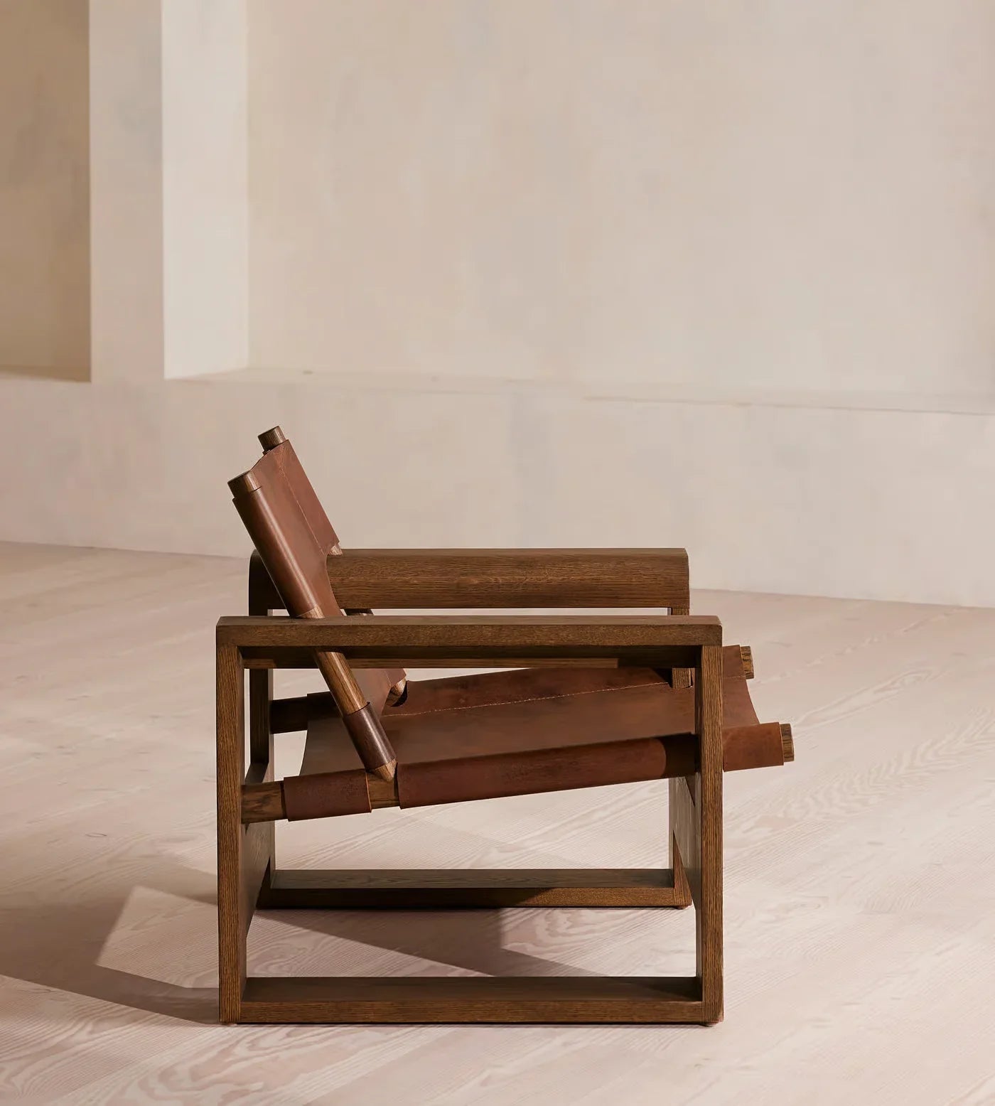 Luxury European Retro Leather Armchair: Handcrafted Solid Wood Living Room Lounge