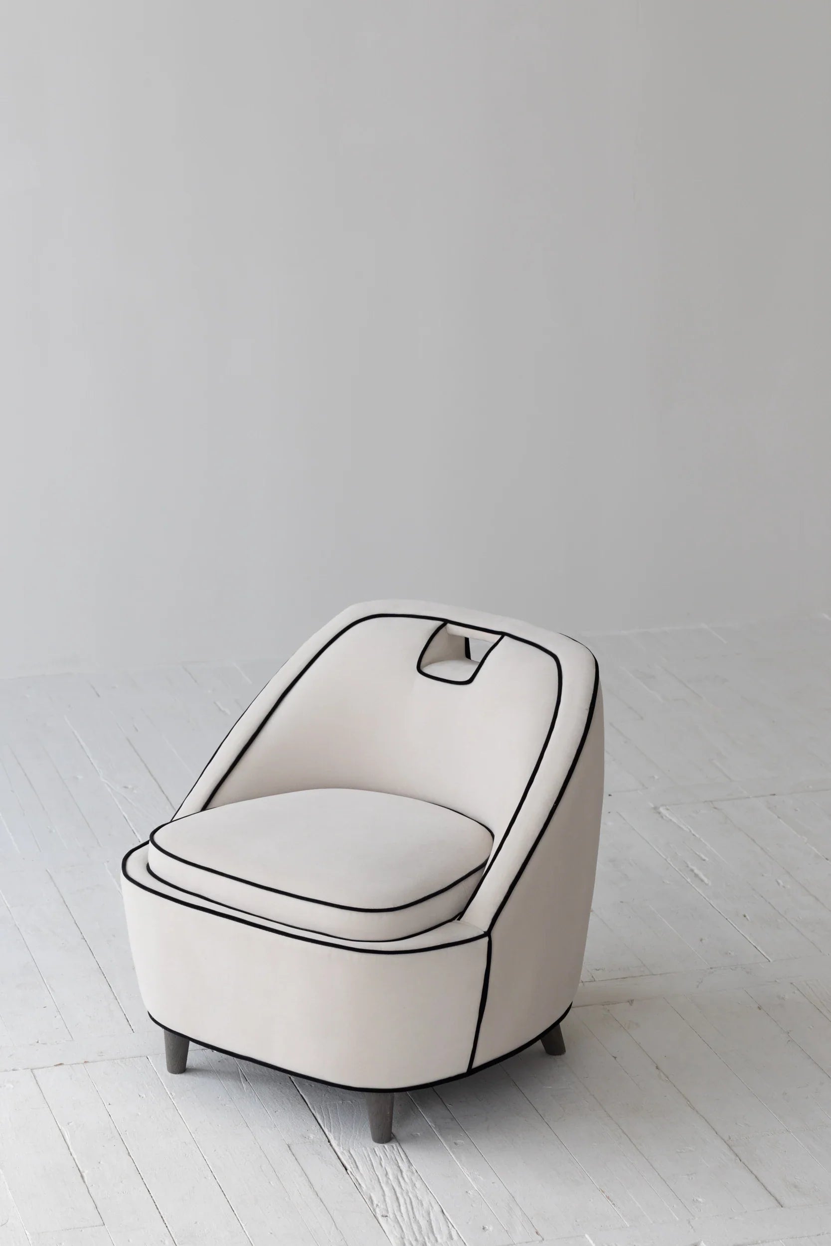 Chic Avant-Garde Velvet Accent Chair with Oak Legs for Modern Living Rooms