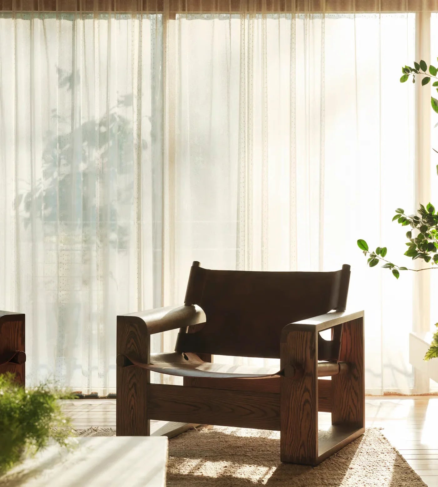 Luxury European Retro Leather Armchair: Handcrafted Solid Wood Living Room Lounge