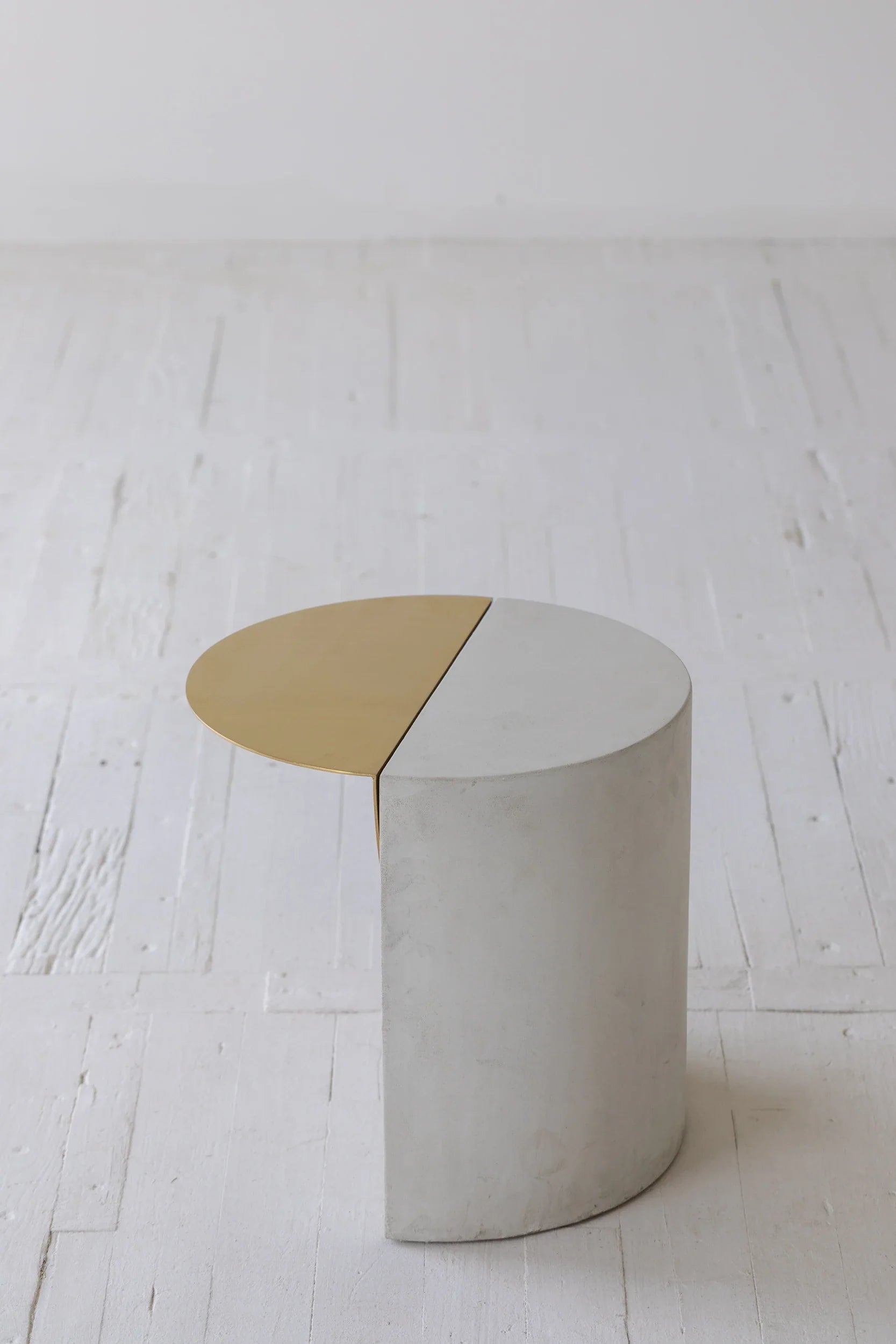 Chic Concrete & Gold Nesting Side Tables - Stackable Round Coffee Table Set