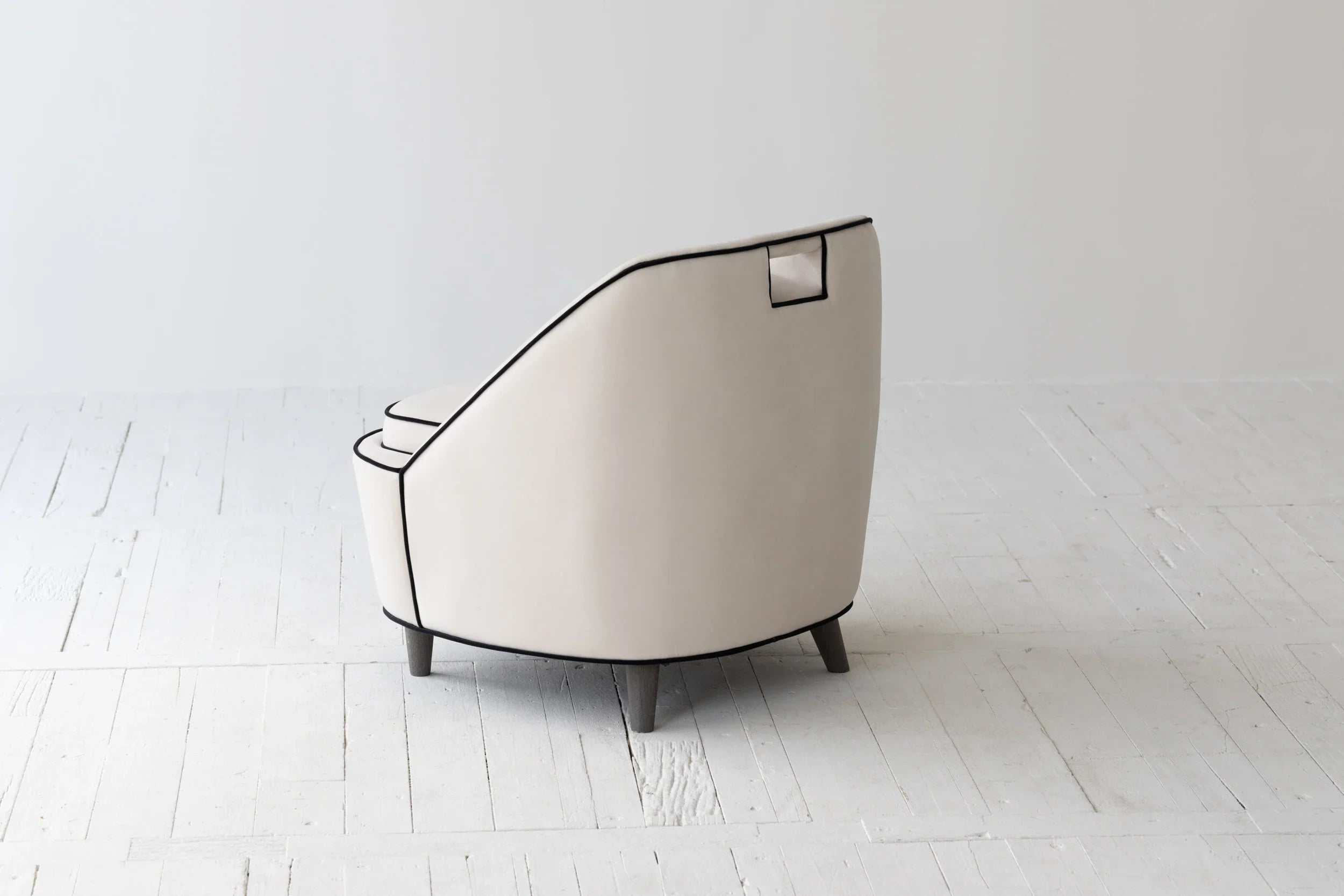 Chic Avant-Garde Velvet Accent Chair with Oak Legs for Modern Living Rooms