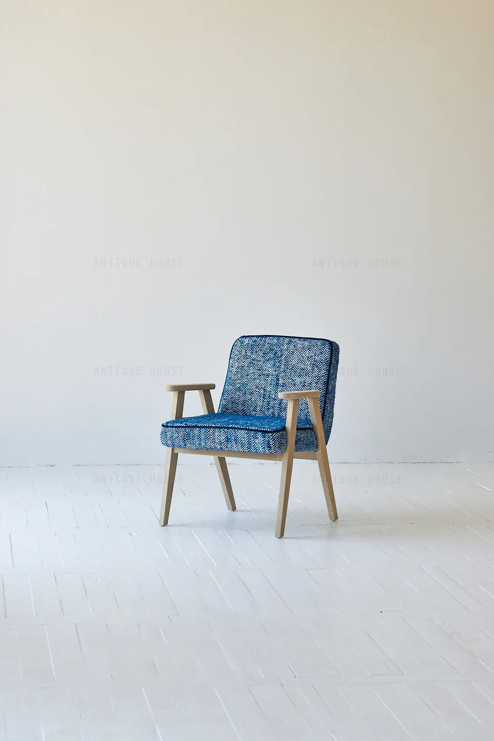 Elegant Mid-Century Modern Japandi Accent Chair - Fabric & Oak Living Room Seating