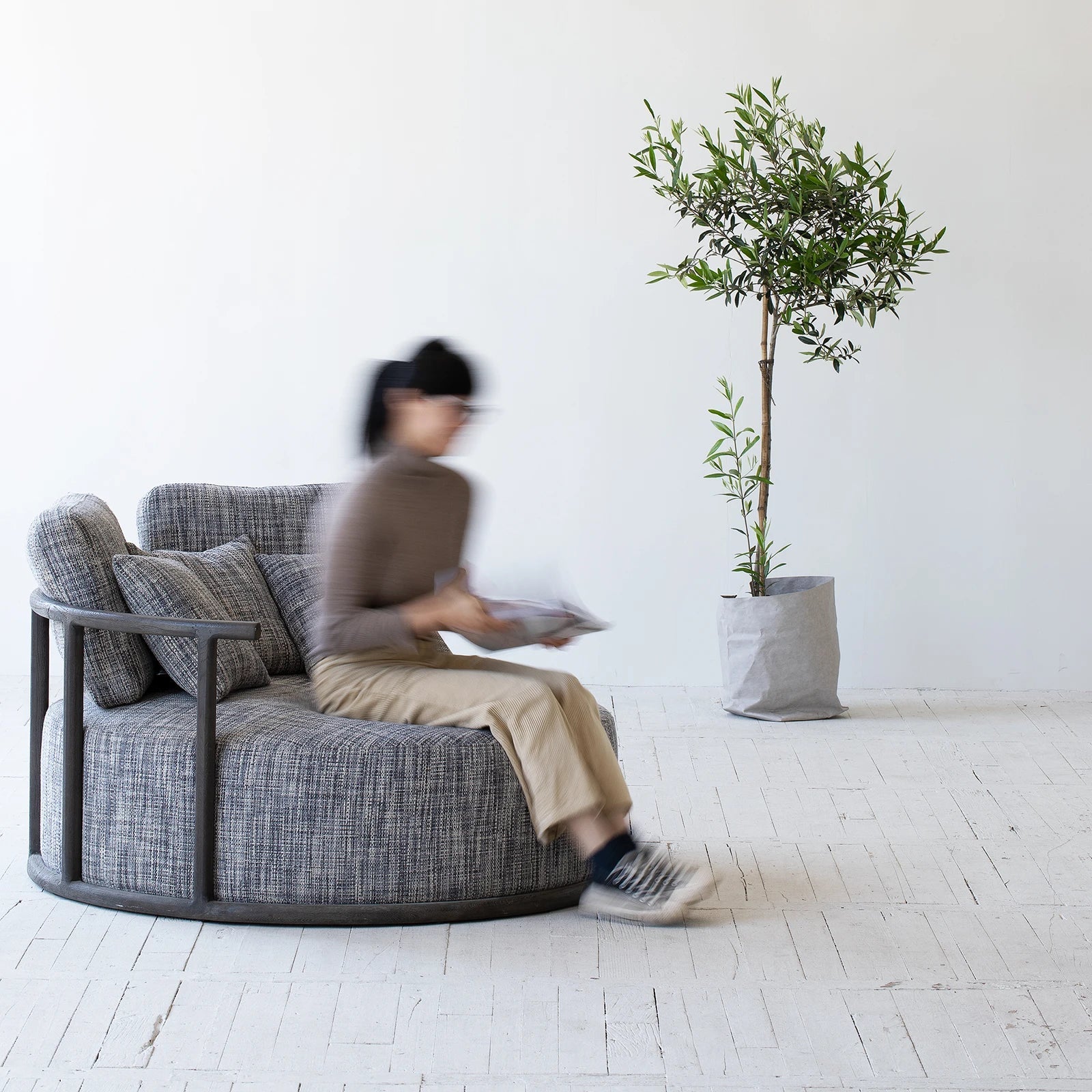 Cozy Nordic Round Accent Chair - Modern Fabric Oak Single Sofa