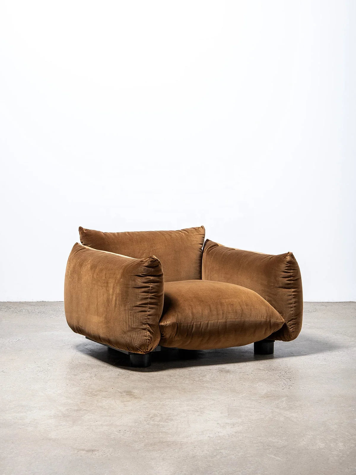 Elegant Italian Modern Velvet Armchair High-End Lounge Chair for Living Room