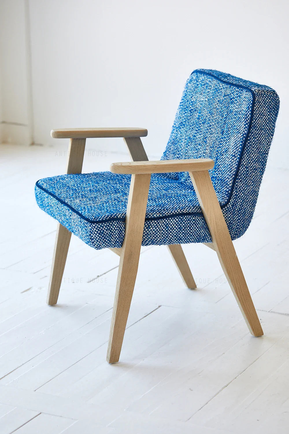 Elegant Mid-Century Modern Japandi Accent Chair - Fabric & Oak Living Room Seating