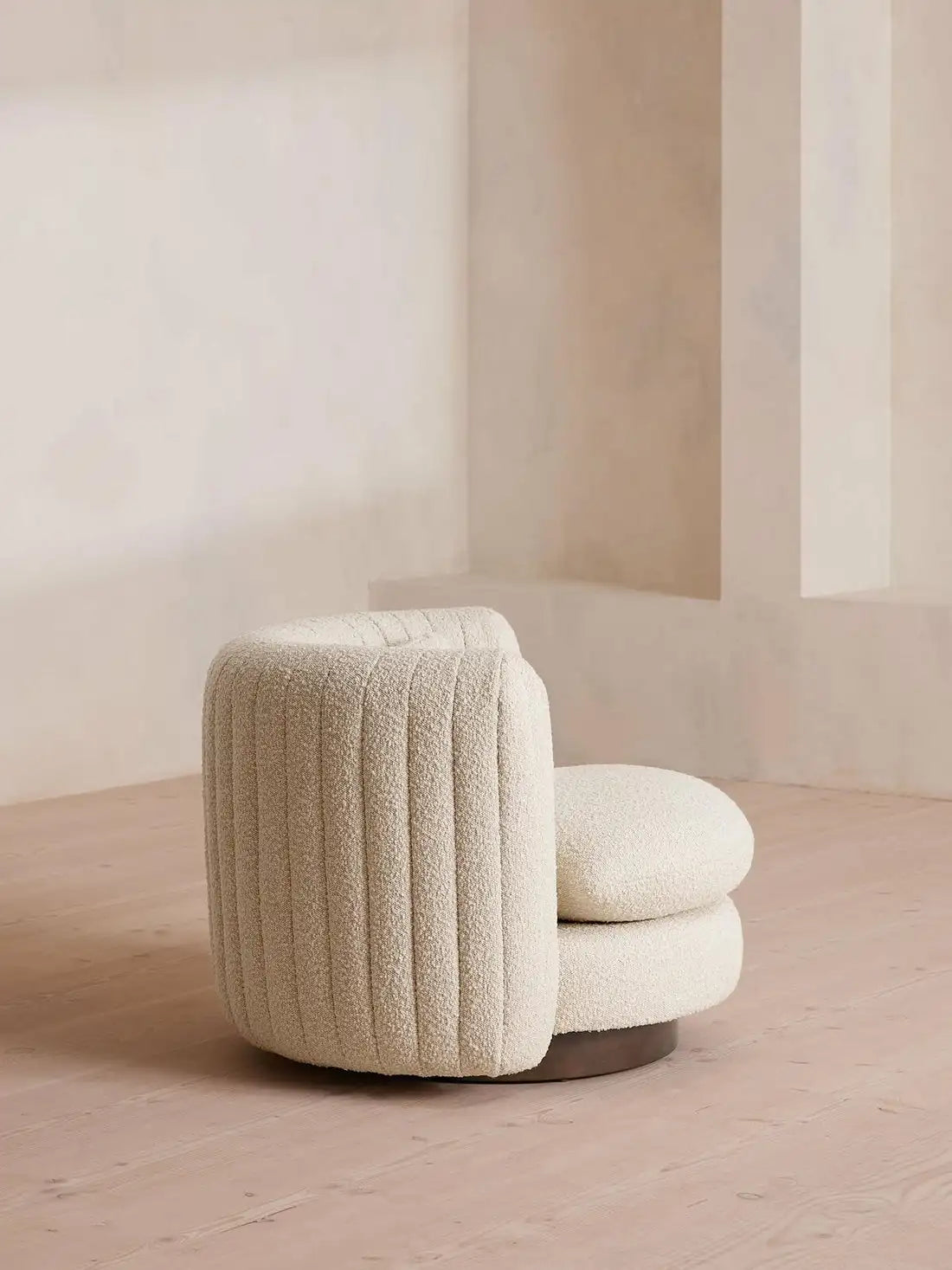 Elegant Boucle Swivel Armchair: Wooden Frame, Curved Tub Design, Plush Comfort