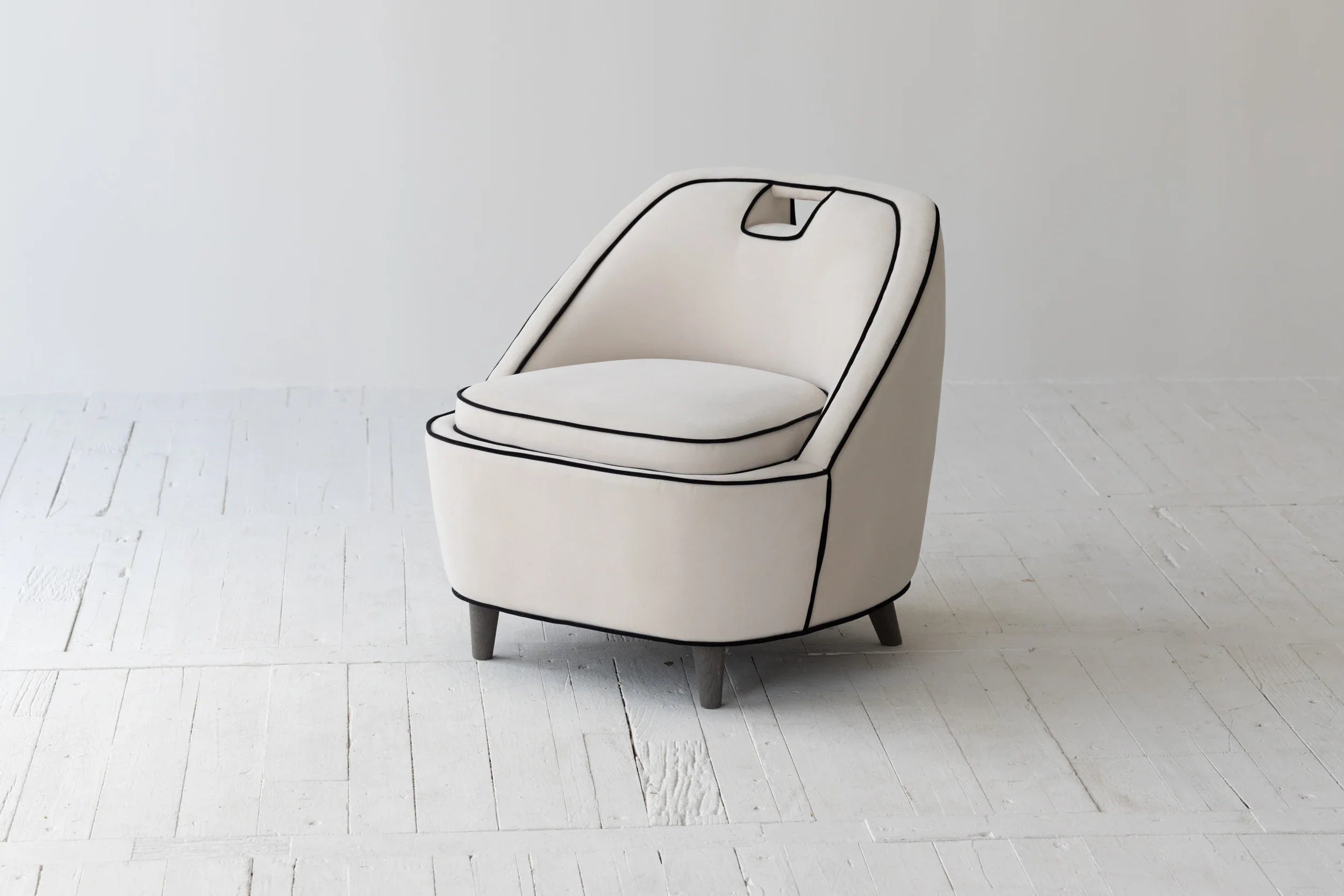 Chic Avant-Garde Velvet Accent Chair with Oak Legs for Modern Living Rooms