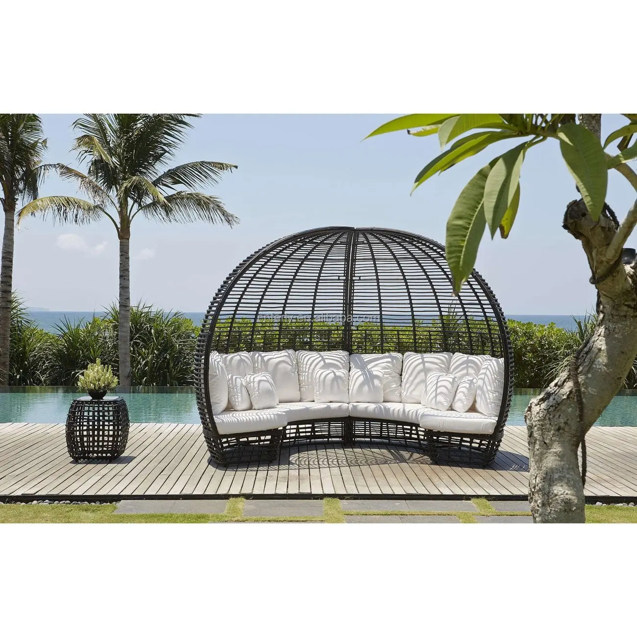 Premium Project-Grade All-Weather Rattan Sunbed for Commercial Hospitality Fit-Outs