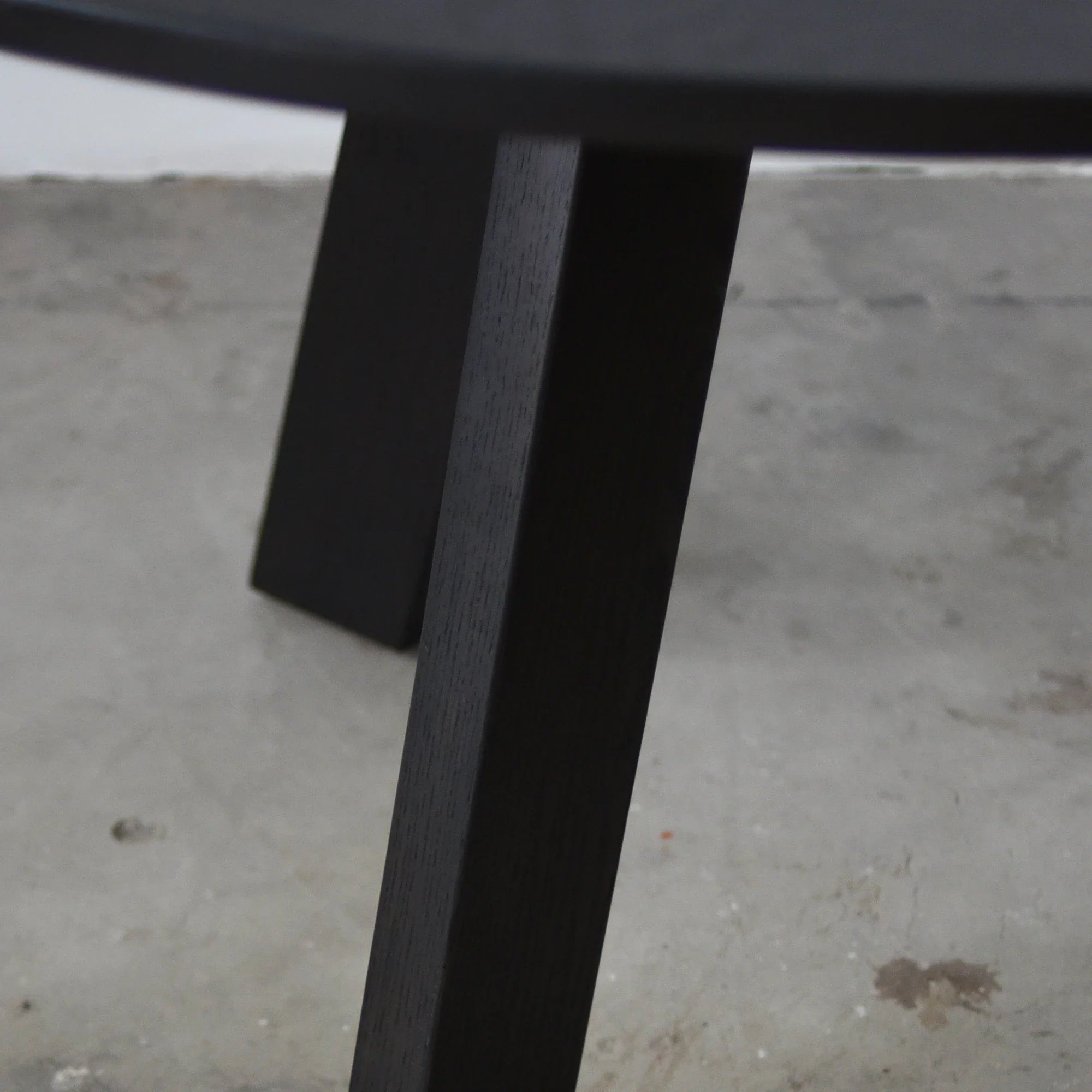 Modern Round Solid Oak Wood Dining Table, Simple 4-Seater Design, Durable Home Furniture