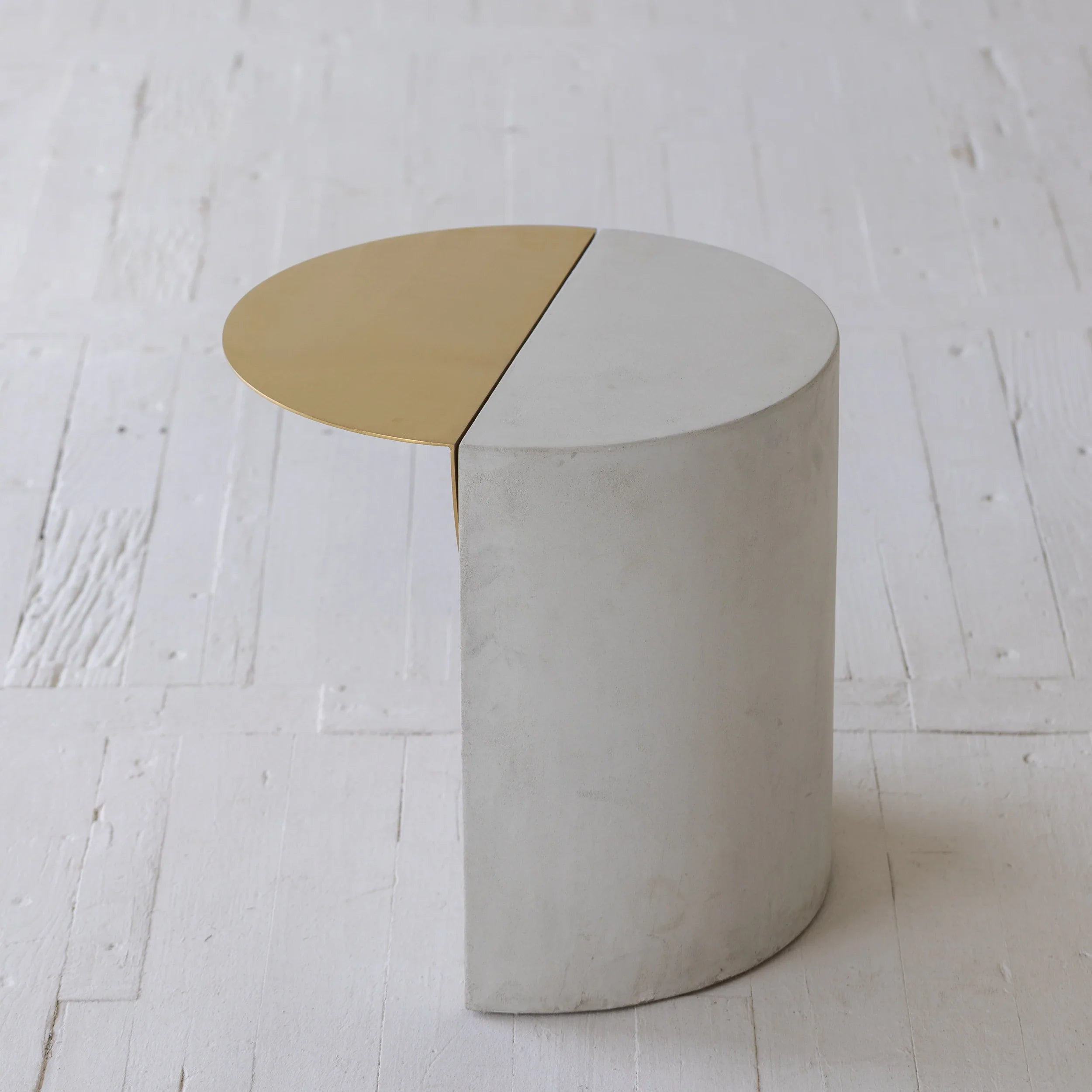 Chic Concrete & Gold Nesting Side Tables - Stackable Round Coffee Table Set