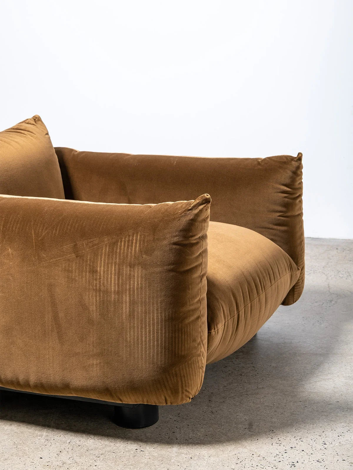 Elegant Italian Modern Velvet Armchair High-End Lounge Chair for Living Room