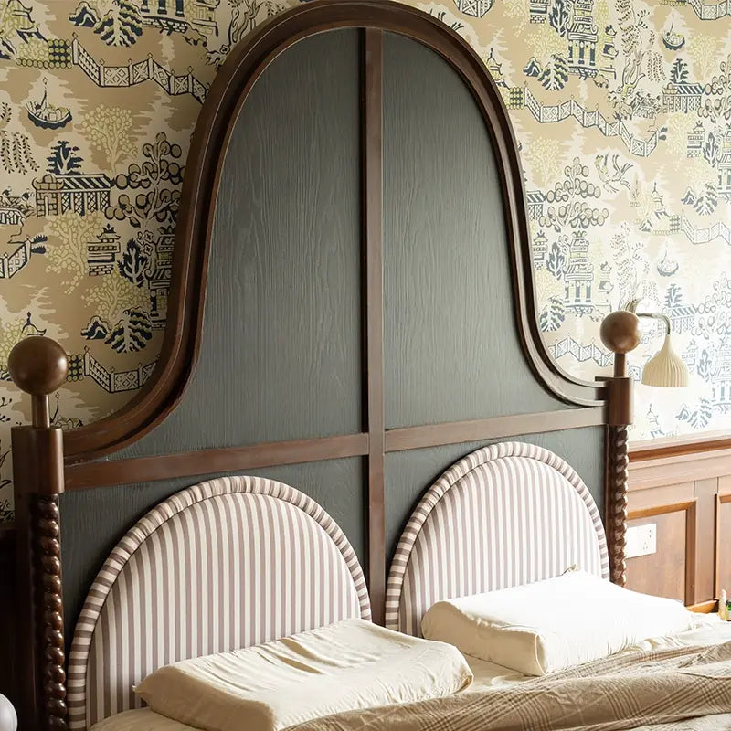 Aurelio Highland Cat-Inspired Retro Bed Design