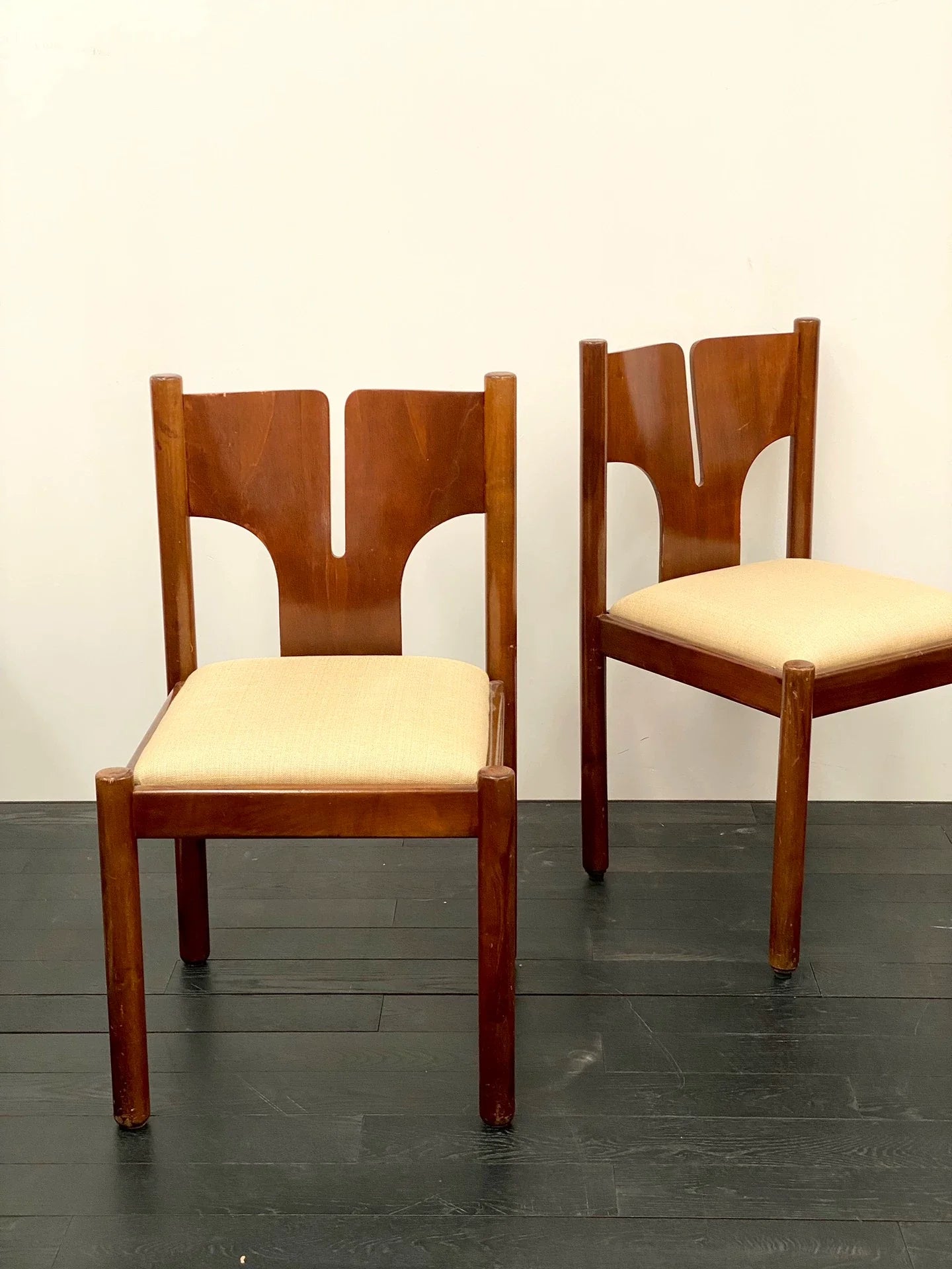 Charming 1960s Italian Walnut Fish-Tail Dining Chair by Mobil Girgi Furniture