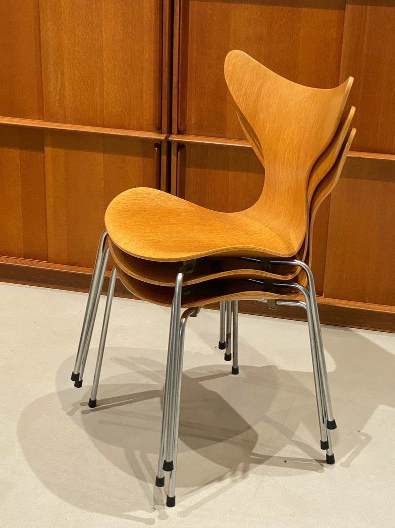 Iconic Mid-Century Modern Arne Jacobsen Lily Chair - Elegant Dining Accent