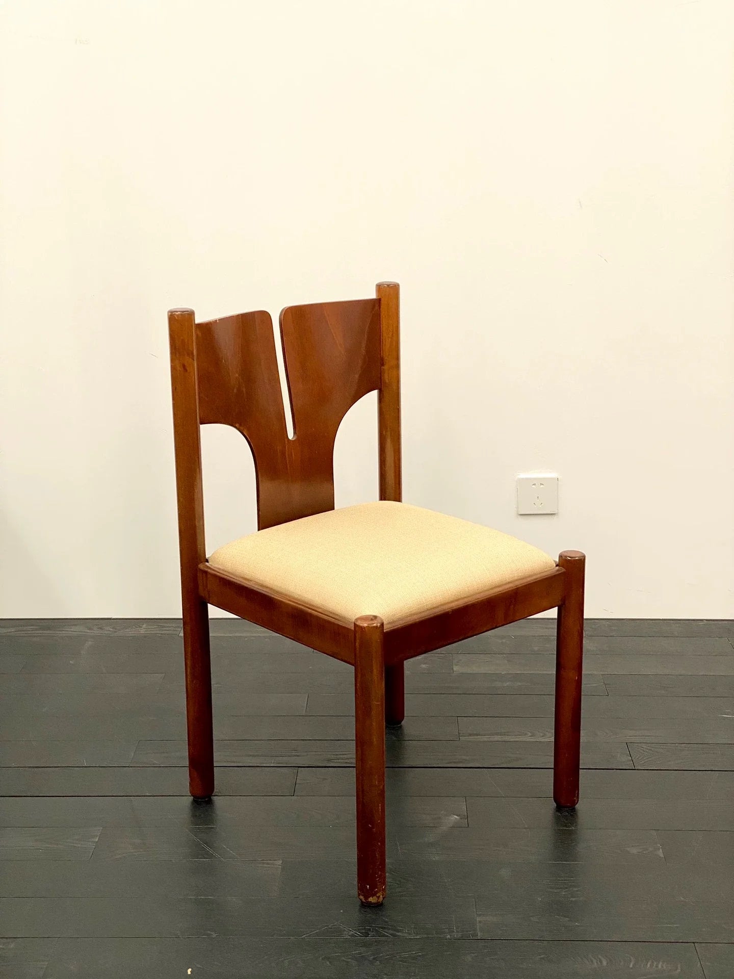 Charming 1960s Italian Walnut Fish-Tail Dining Chair by Mobil Girgi Furniture