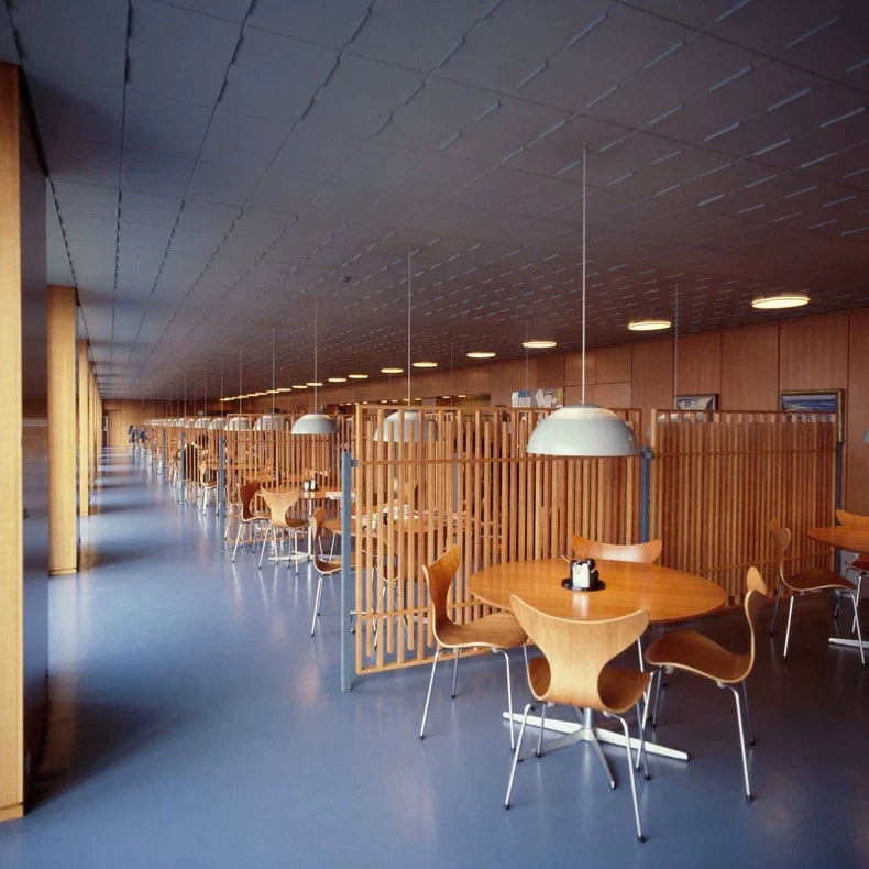 Iconic Mid-Century Modern Arne Jacobsen Lily Chair - Elegant Dining Accent