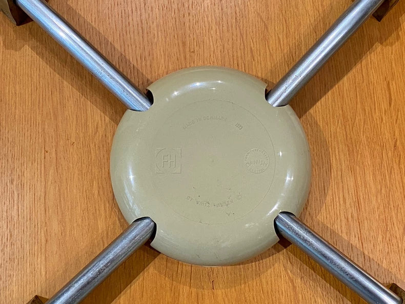 Iconic Mid-Century Modern Arne Jacobsen Lily Chair - Elegant Dining Accent