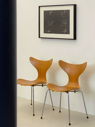 Iconic Mid-Century Modern Arne Jacobsen Lily Chair - Elegant Dining Accent