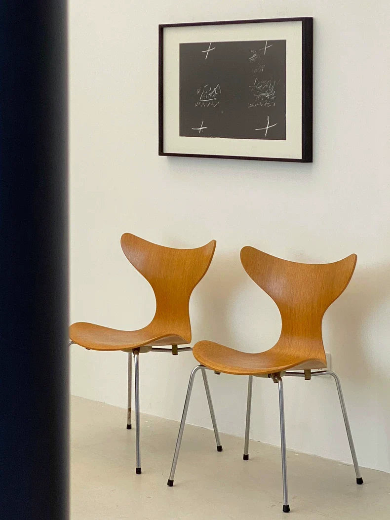 Iconic Mid-Century Modern Arne Jacobsen Lily Chair - Elegant Dining Accent