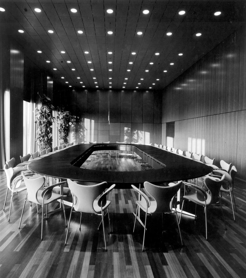 Iconic Mid-Century Modern Arne Jacobsen Lily Chair - Elegant Dining Accent