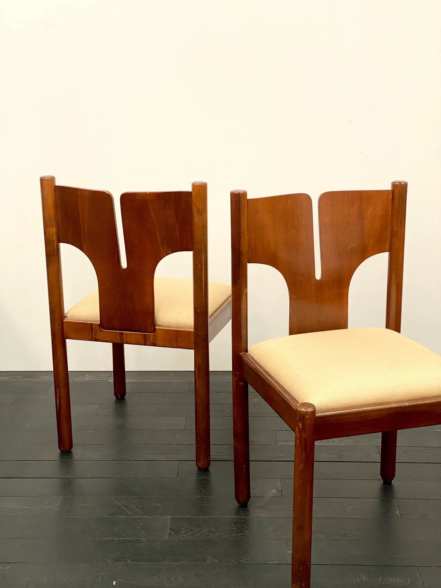 Charming 1960s Italian Walnut Fish-Tail Dining Chair by Mobil Girgi Furniture