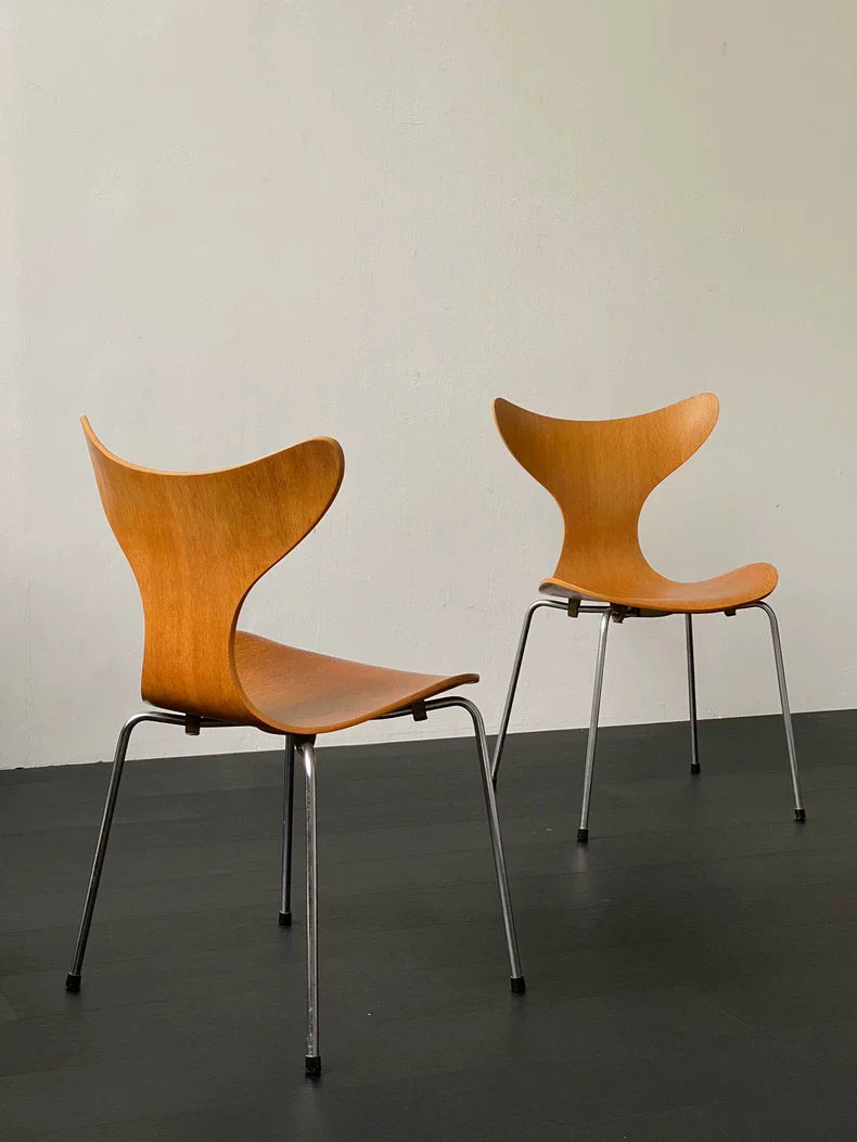 Iconic Mid-Century Modern Arne Jacobsen Lily Chair - Elegant Dining Accent