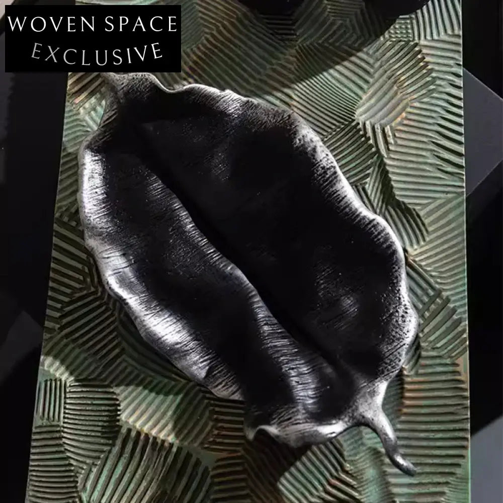 Elegant Contemporary Golden Leaf Metal Home Decor Sculpture for Living Room