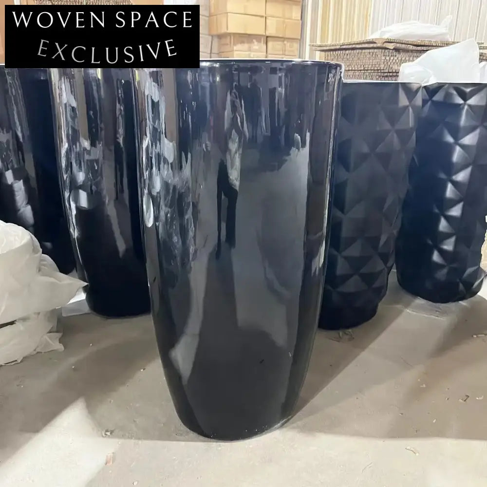 Elegant Modern Black & White Ceramic Pedestal Bathroom Sink for Contemporary Spaces