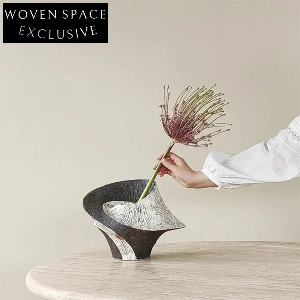 Elegant Nordic Ceramic Vase for Modern Home Decor Dry Flower Arrangement