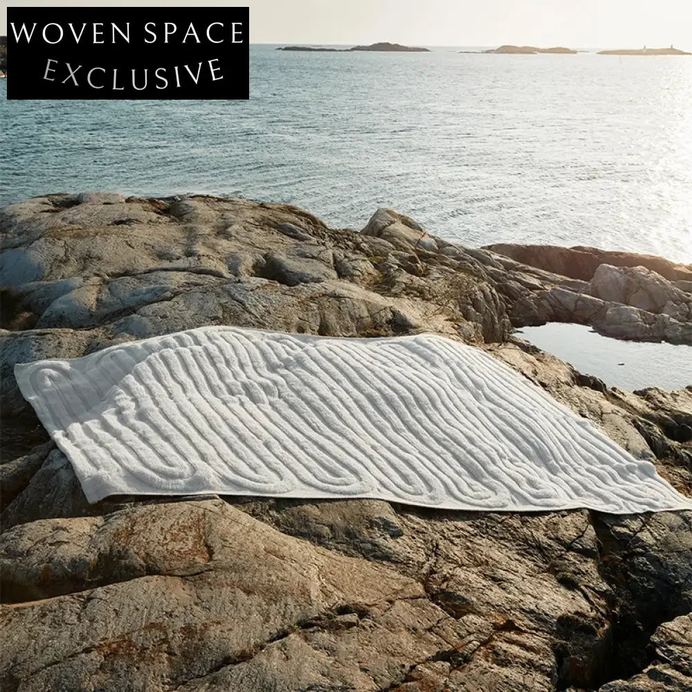 Handmade 0.5-inch Thick Polyester Cream Striped Living Room Area Rug