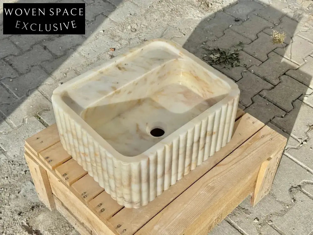 Lorenzo Calacatta ribbed Gold marble sink