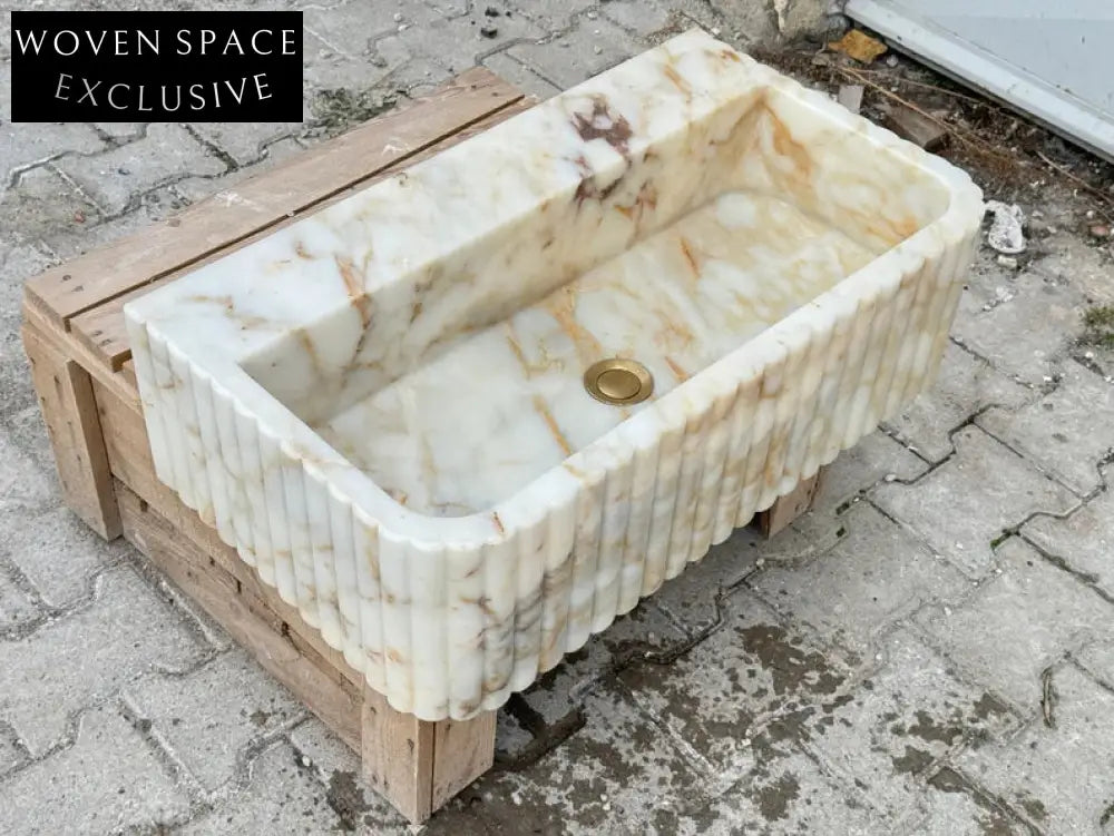Romeo Calacatta ribbed Gold marble sink