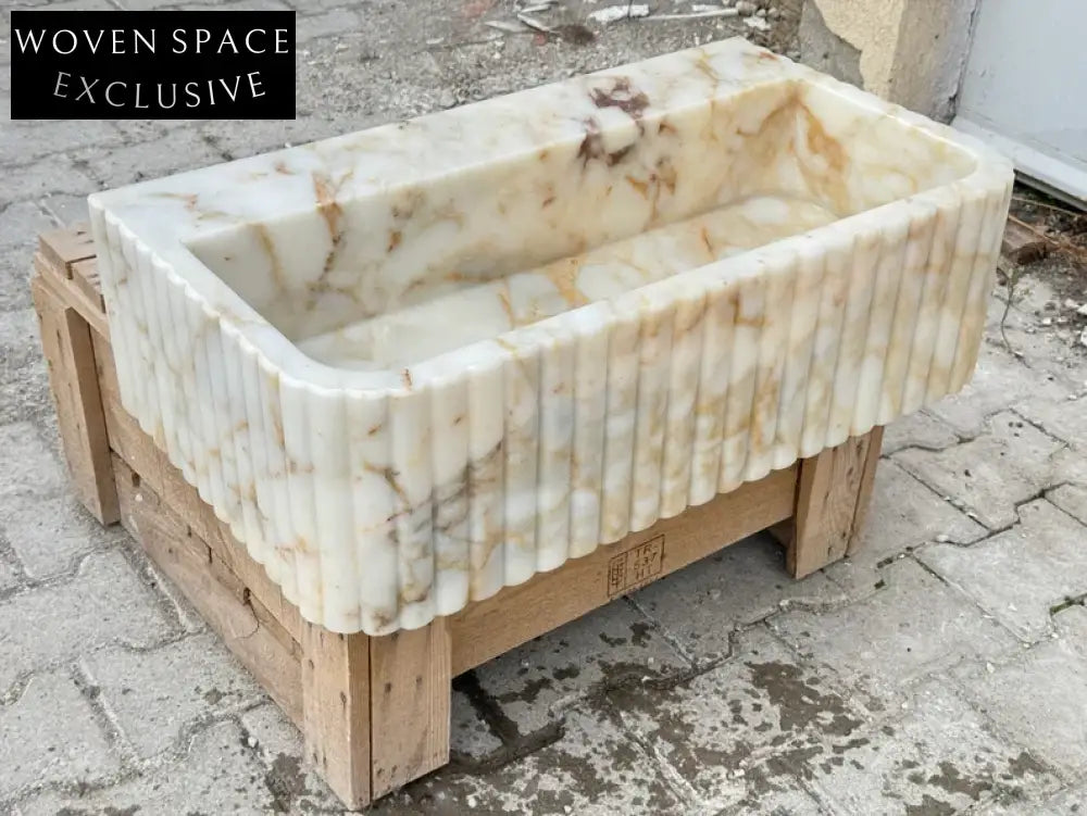 Romeo Calacatta ribbed Gold marble sink